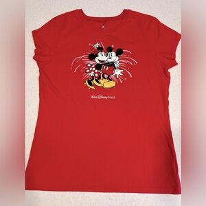 Disney World Women’s XL Mickey Mouse & Minnie Hug & Fireworks Red T-Shir…